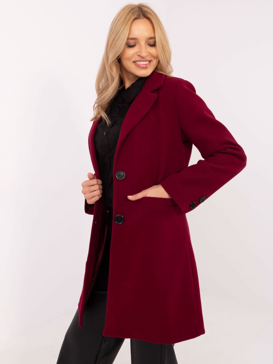 Elegantný prechodný kabát v bordovej farbe
