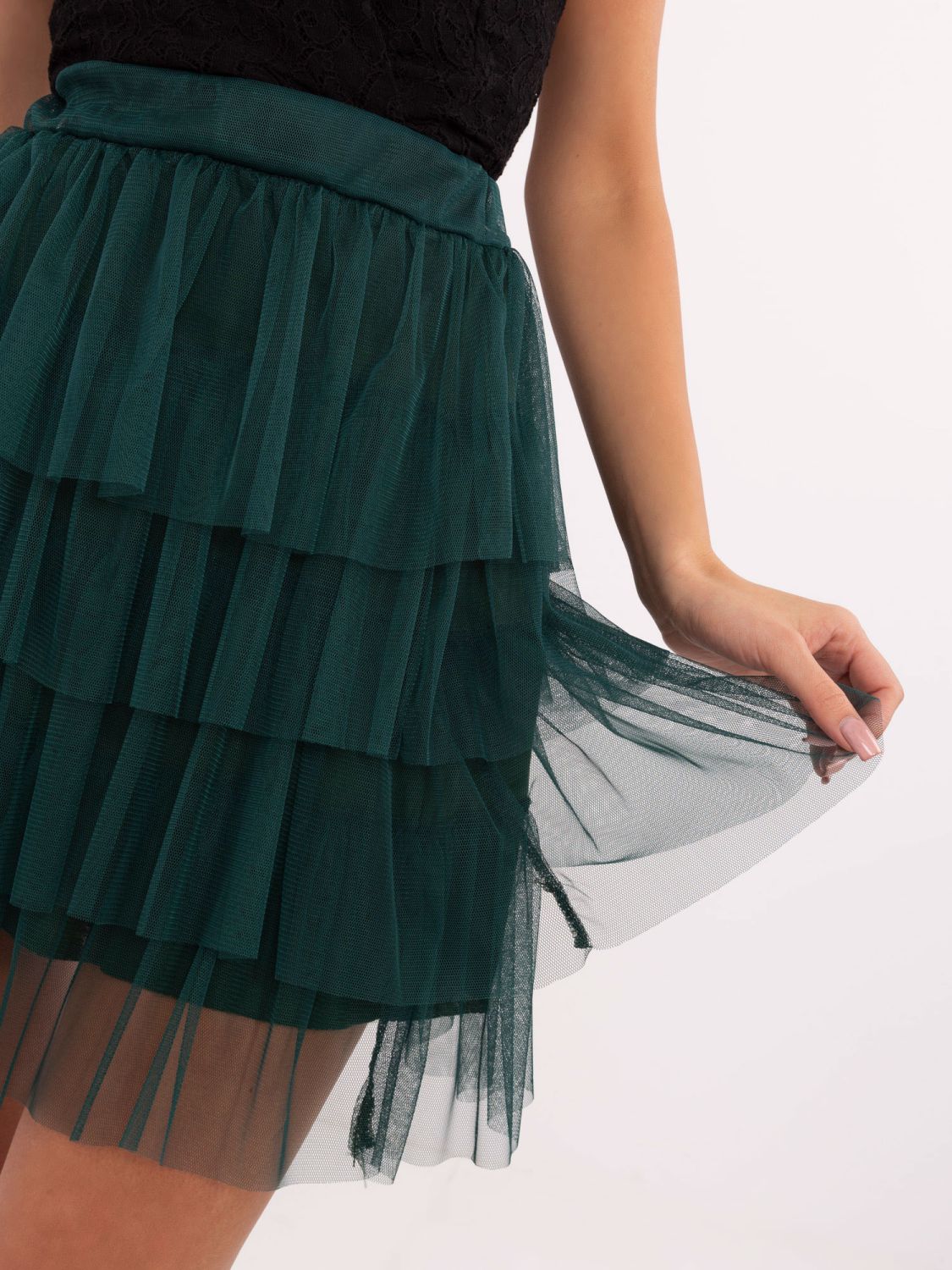 Elegantná mini sukňa v tmavozelenej farbe