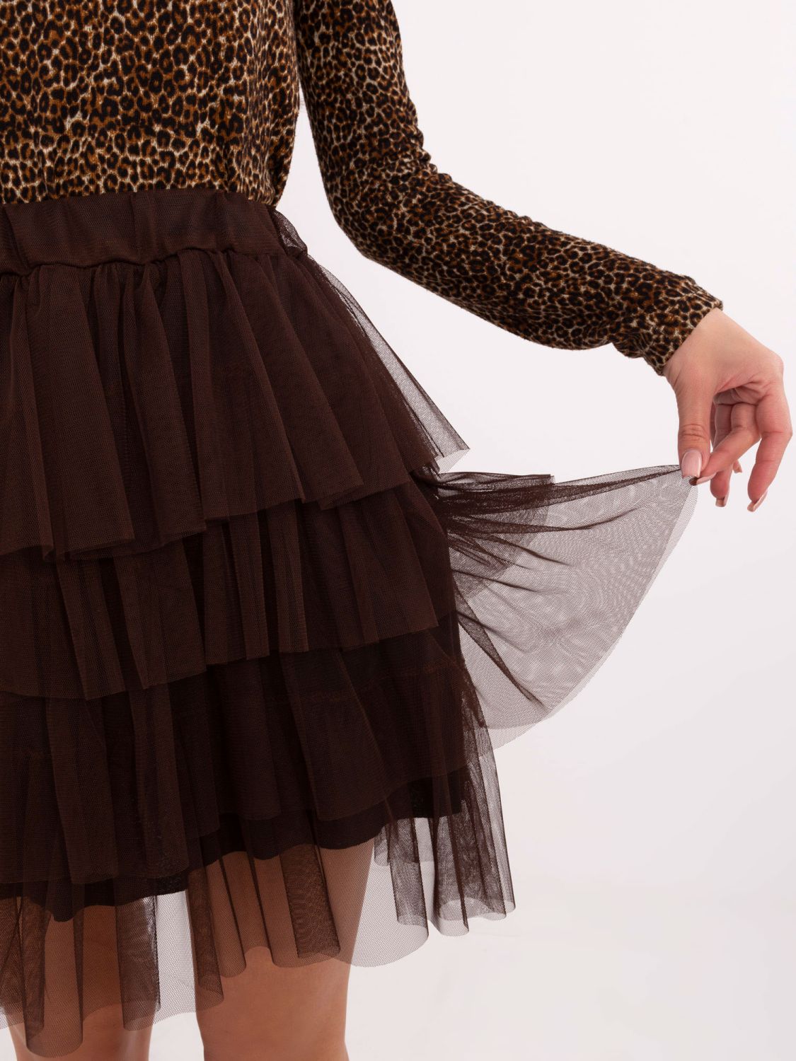 Elegantná mini sukňa z tylu v tmavohnedej farbe