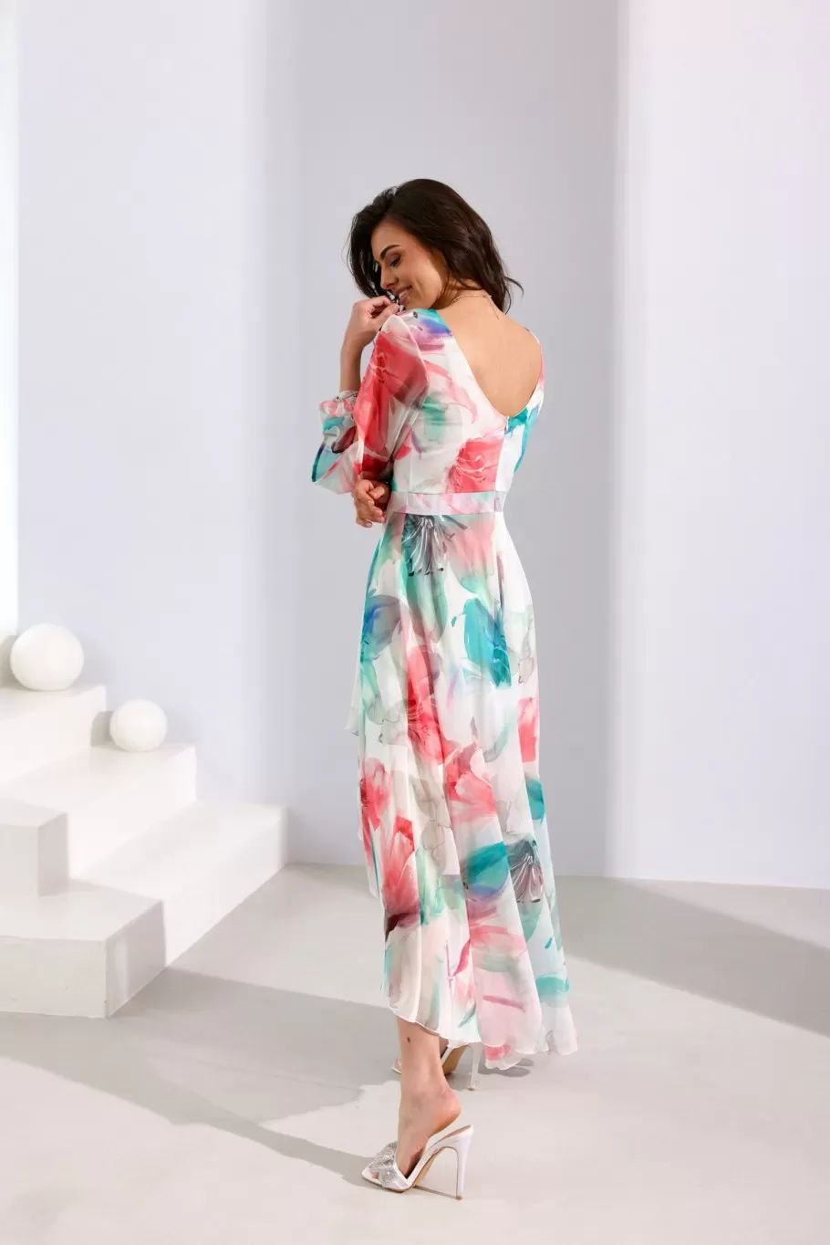 Asymetrické maxi šaty s dlhými rukávmi, mätovo červené