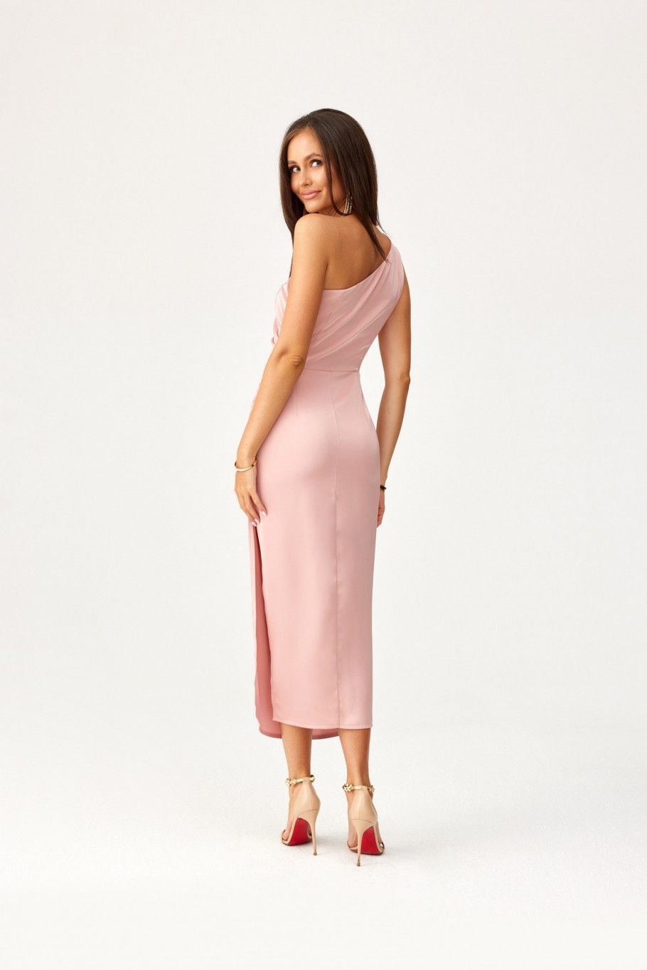 Saténové midi šaty na jedno rameno v ružovej farbe