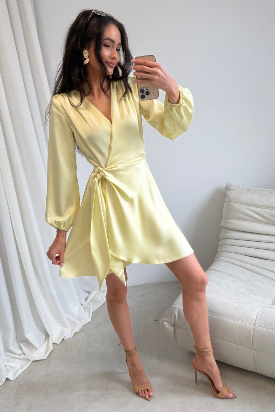 Žlté mini zavinovacie šaty