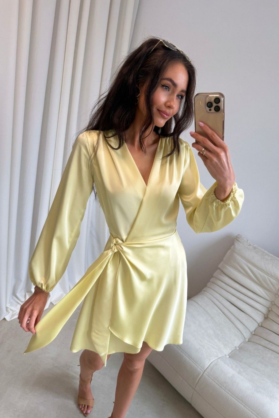 Žlté mini zavinovacie šaty