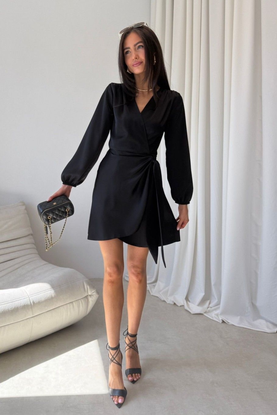 Čierne mini zavinovacie šaty Catlin