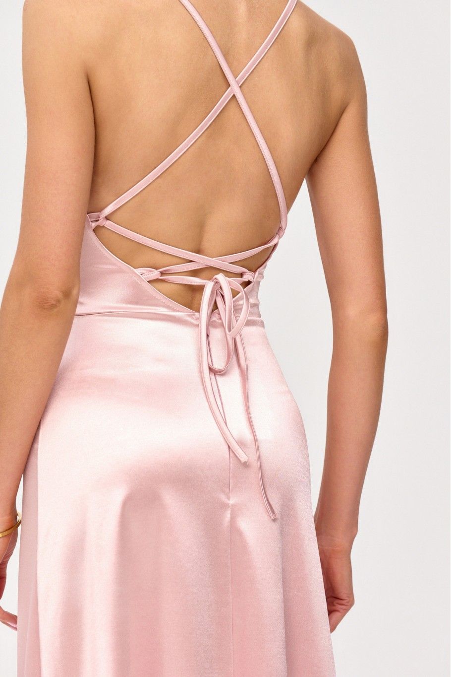 Saténové maxi šaty s viazaním na chrbte v ružovej farbe
