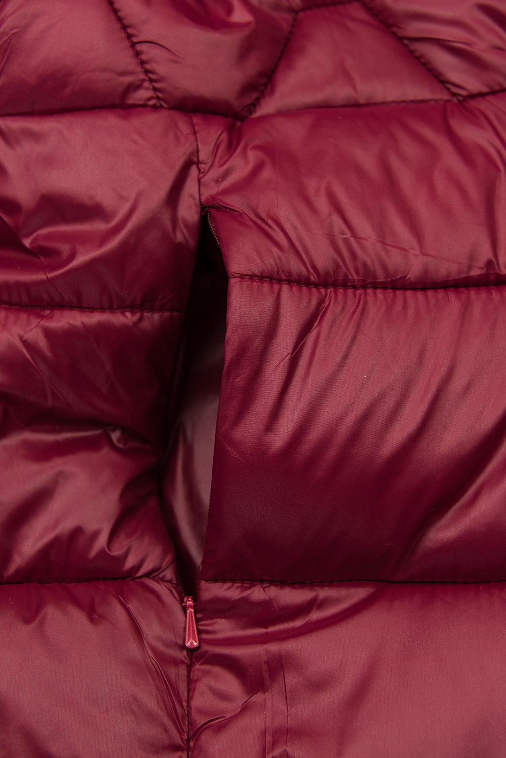 Vínovočervená prechodná bunda s kapucňou a kožušinou