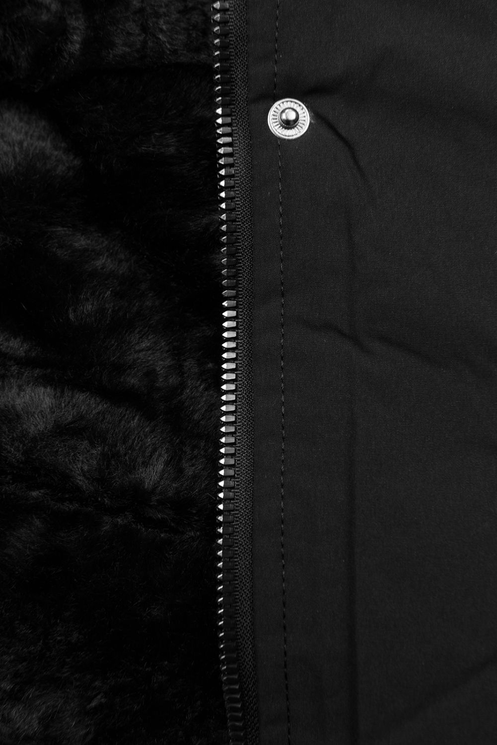 Čierna zimná parka s umelou kožušinou
