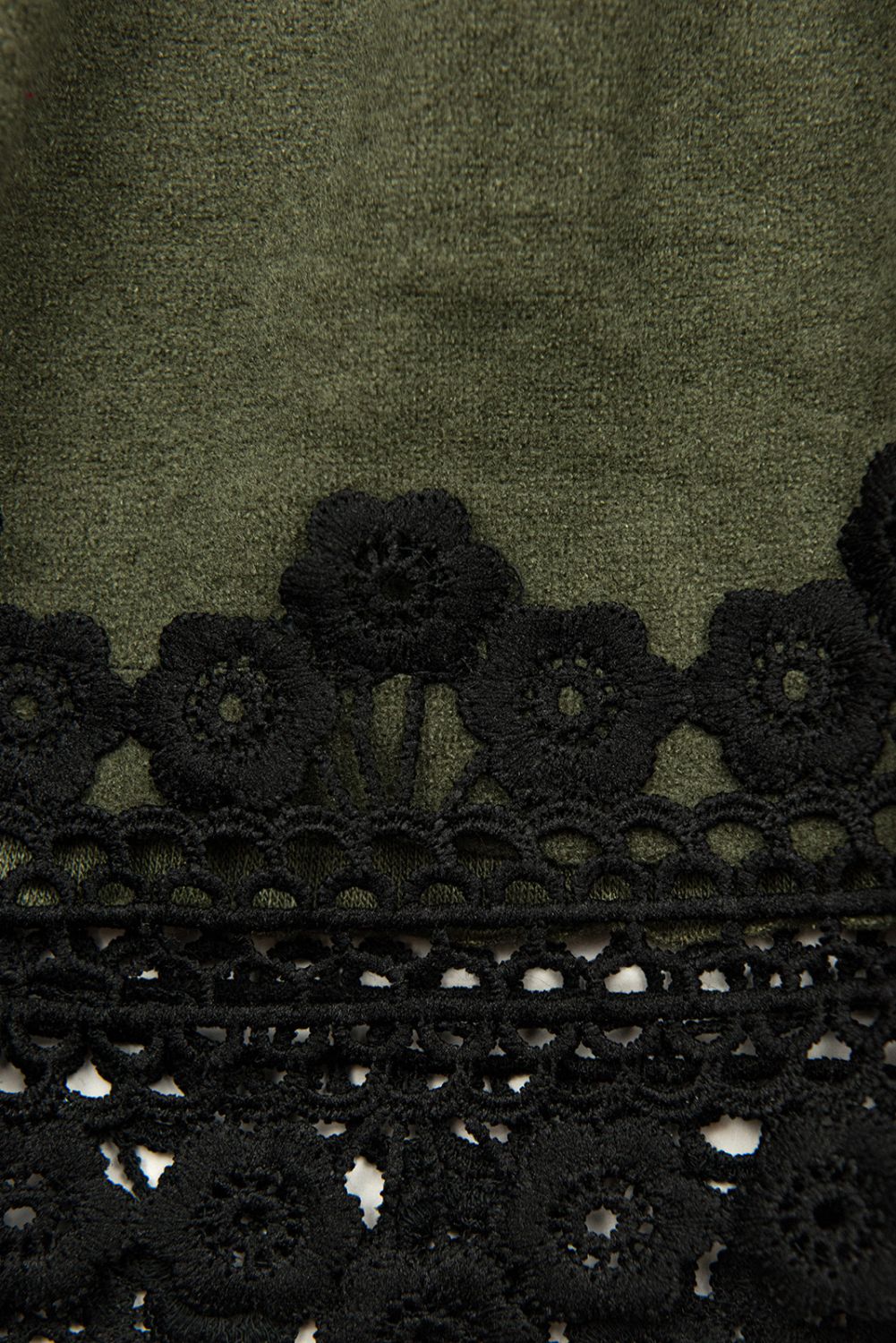 Army zelené krátke šaty s čipkou