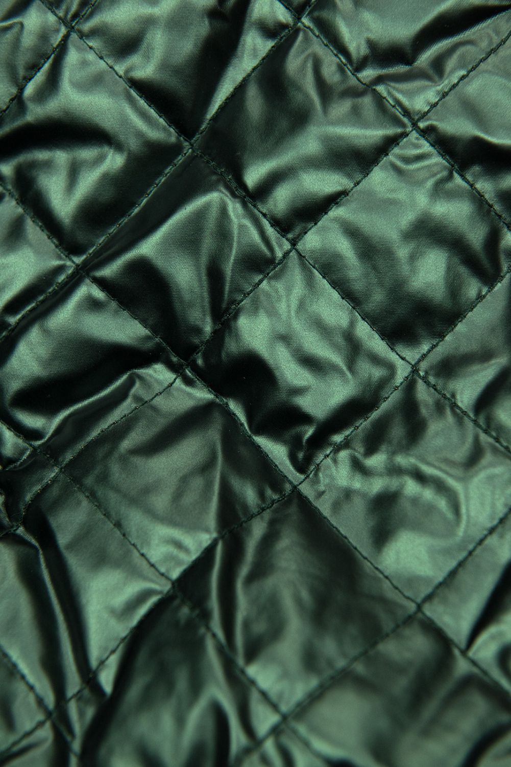 Lesklá prešívaná bunda v khaki farbe