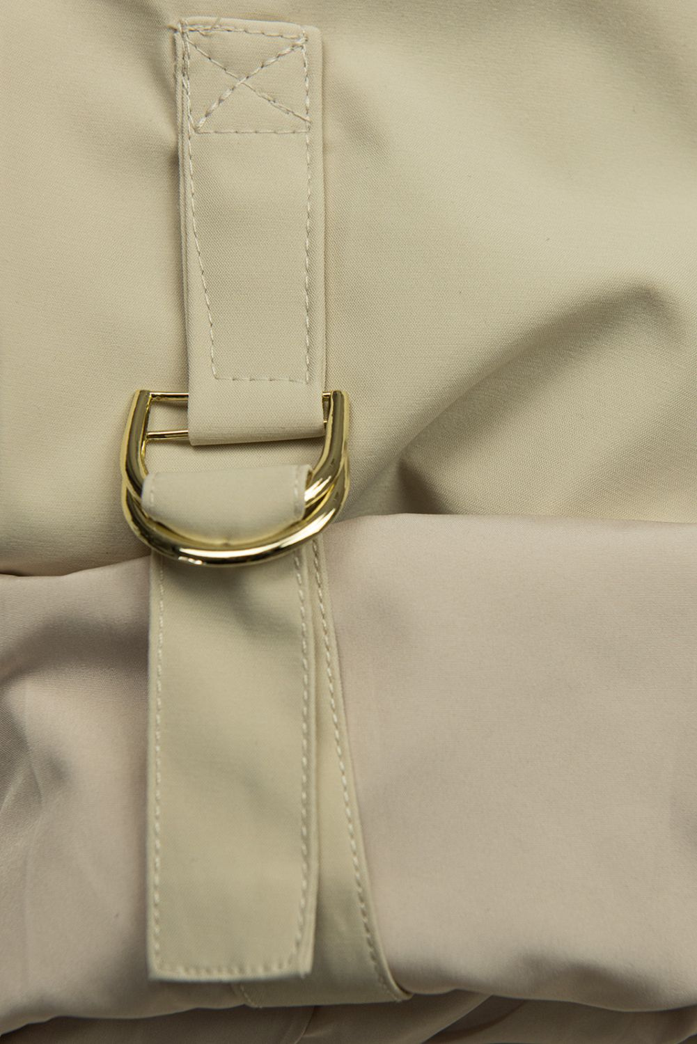 Béžová parka so zlatými detailami