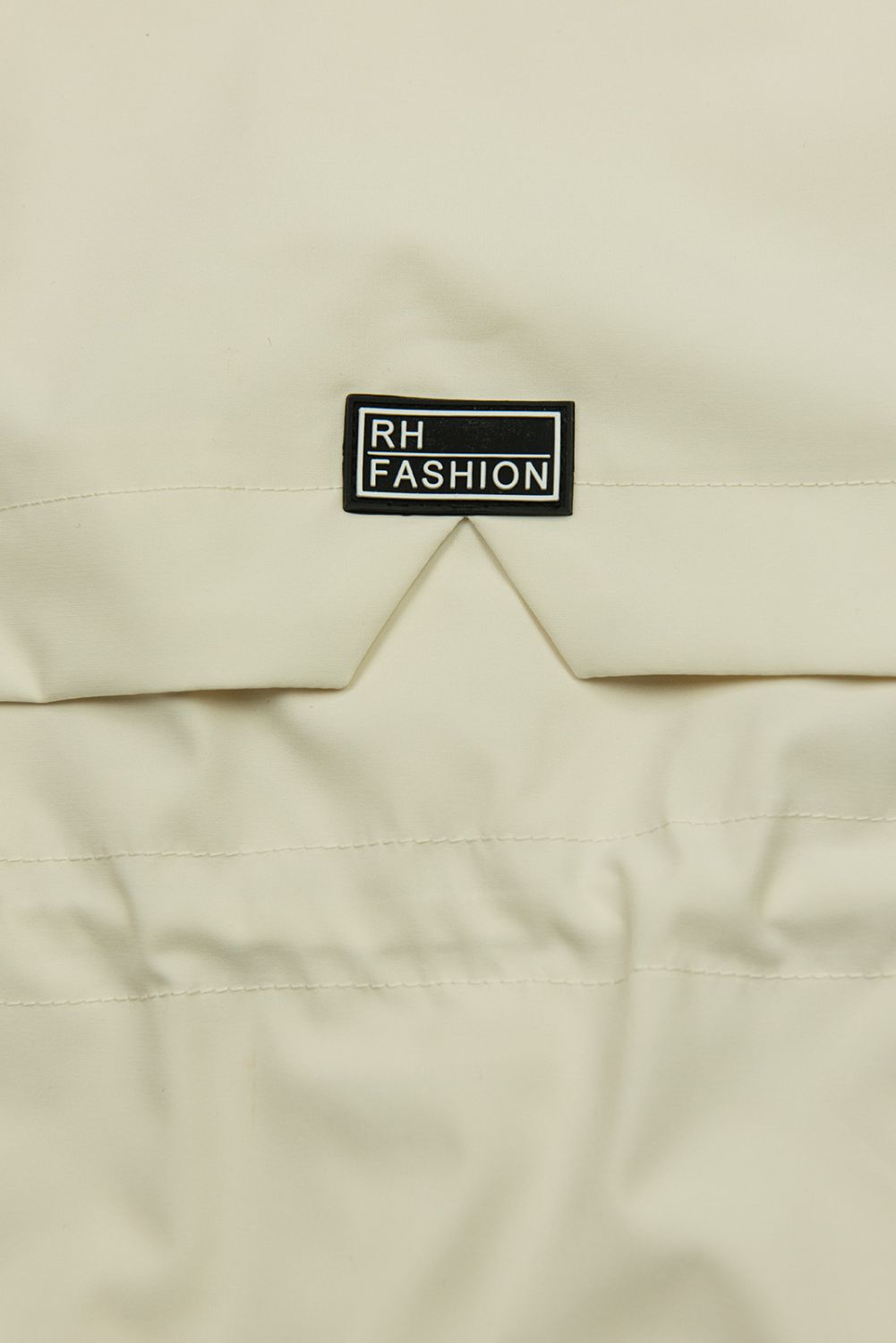 Krémová parka so zlatými detailami