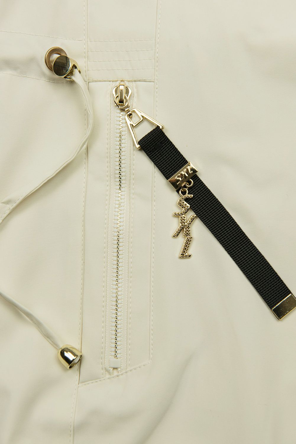 Krémová parka so zlatými detailami