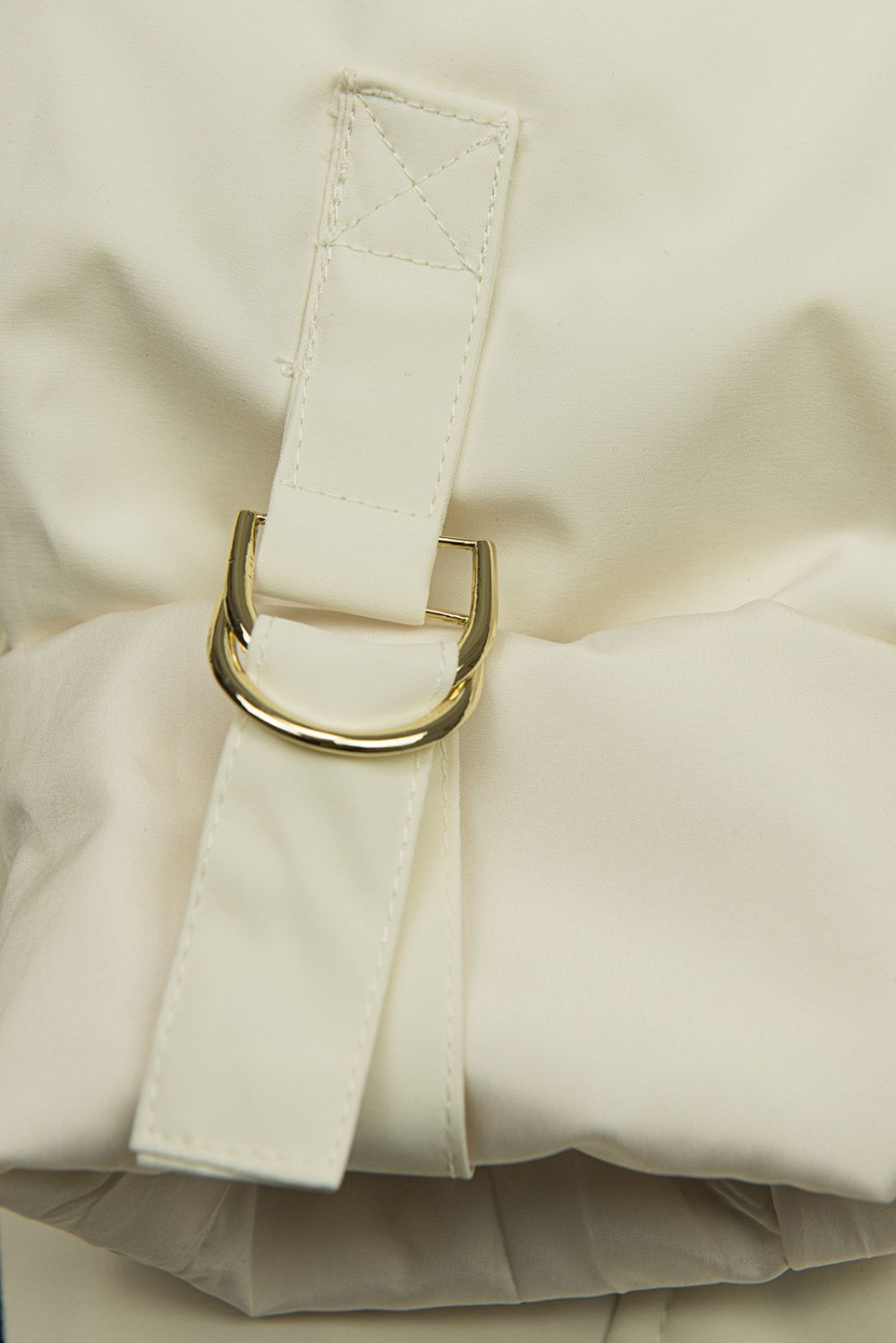 Krémová parka so zlatými detailami