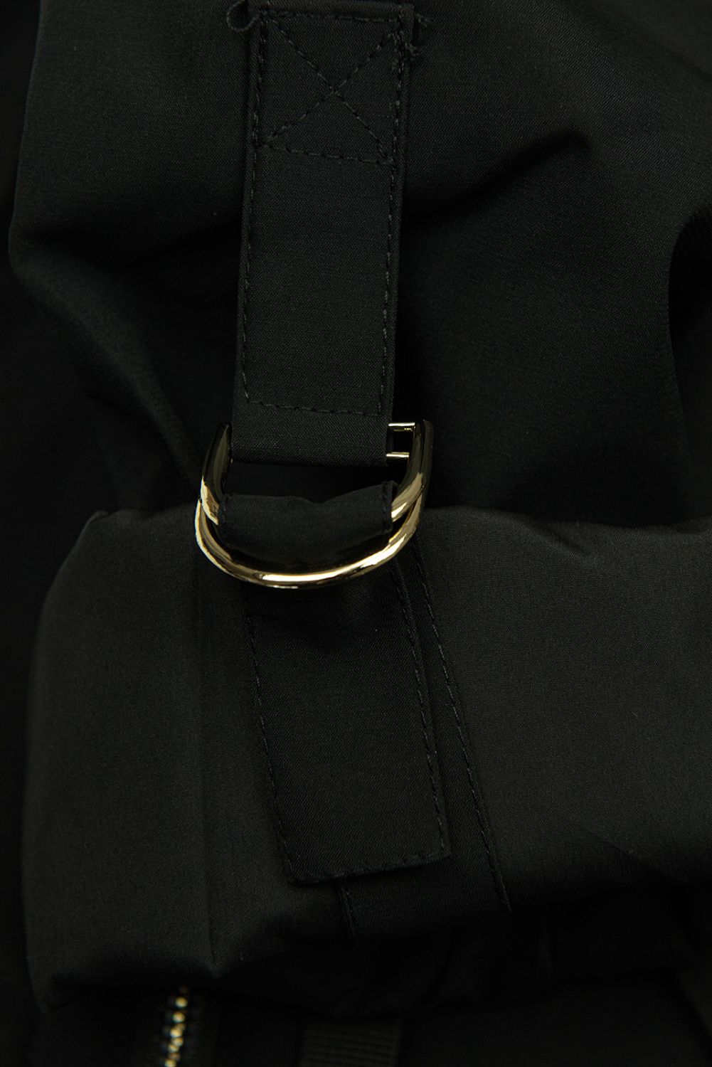 Čierna parka so zlatými detailami