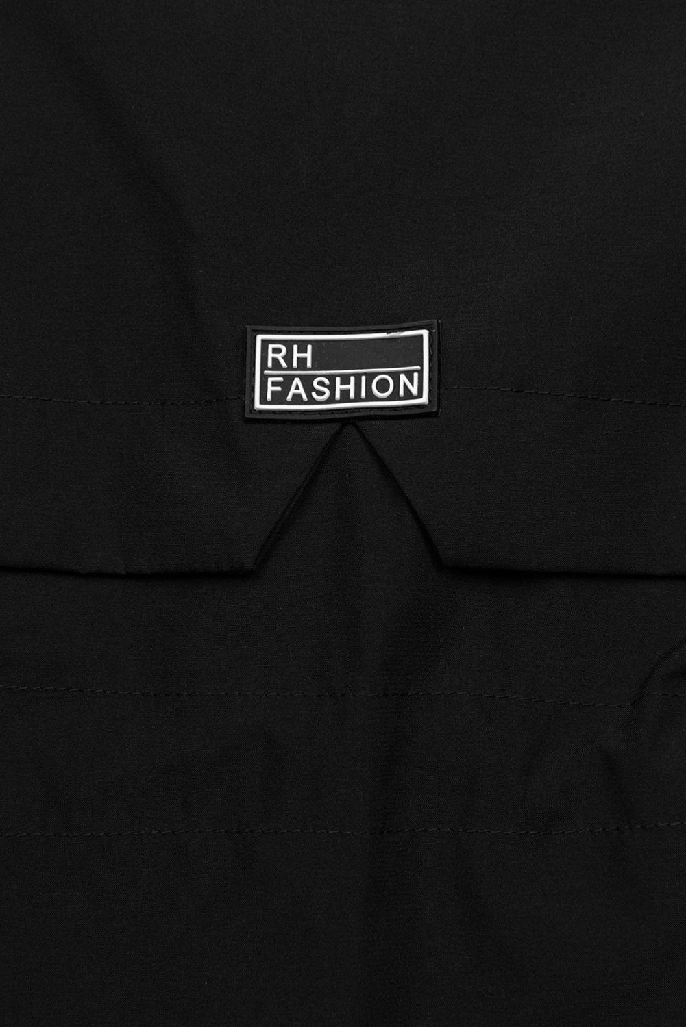 Čierna parka so zlatými detailami