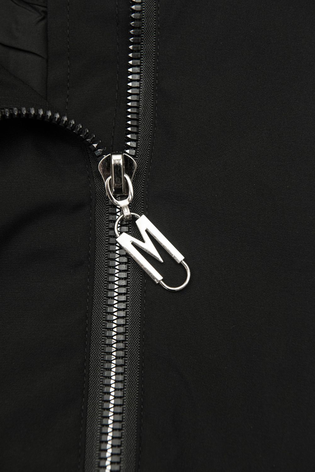 Čierna parka s odopínateľnou kapucňou