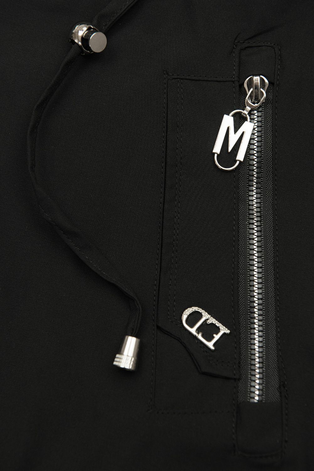 Čierna parka s odopínateľnou kapucňou