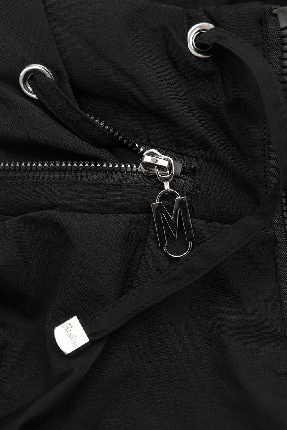 Čierna parka s odopínateľnou kapucňou