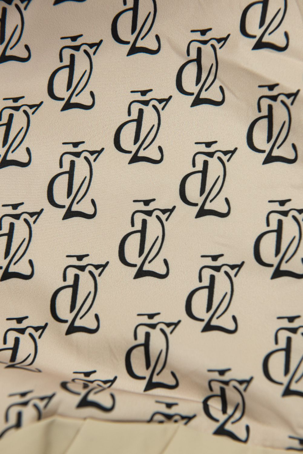 Predĺžená parka s potlačou v kapucni svetlobéžová