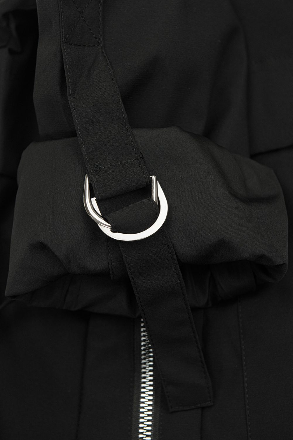 Predĺžená parka s potlačou v kapucni čierna