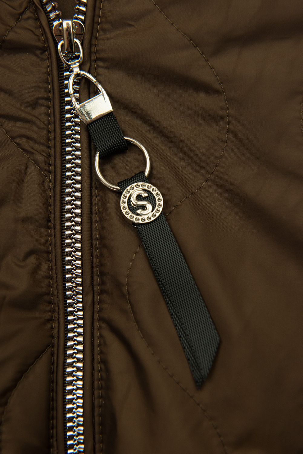 Hnedá prechodná bunda s pletenými rukávmi