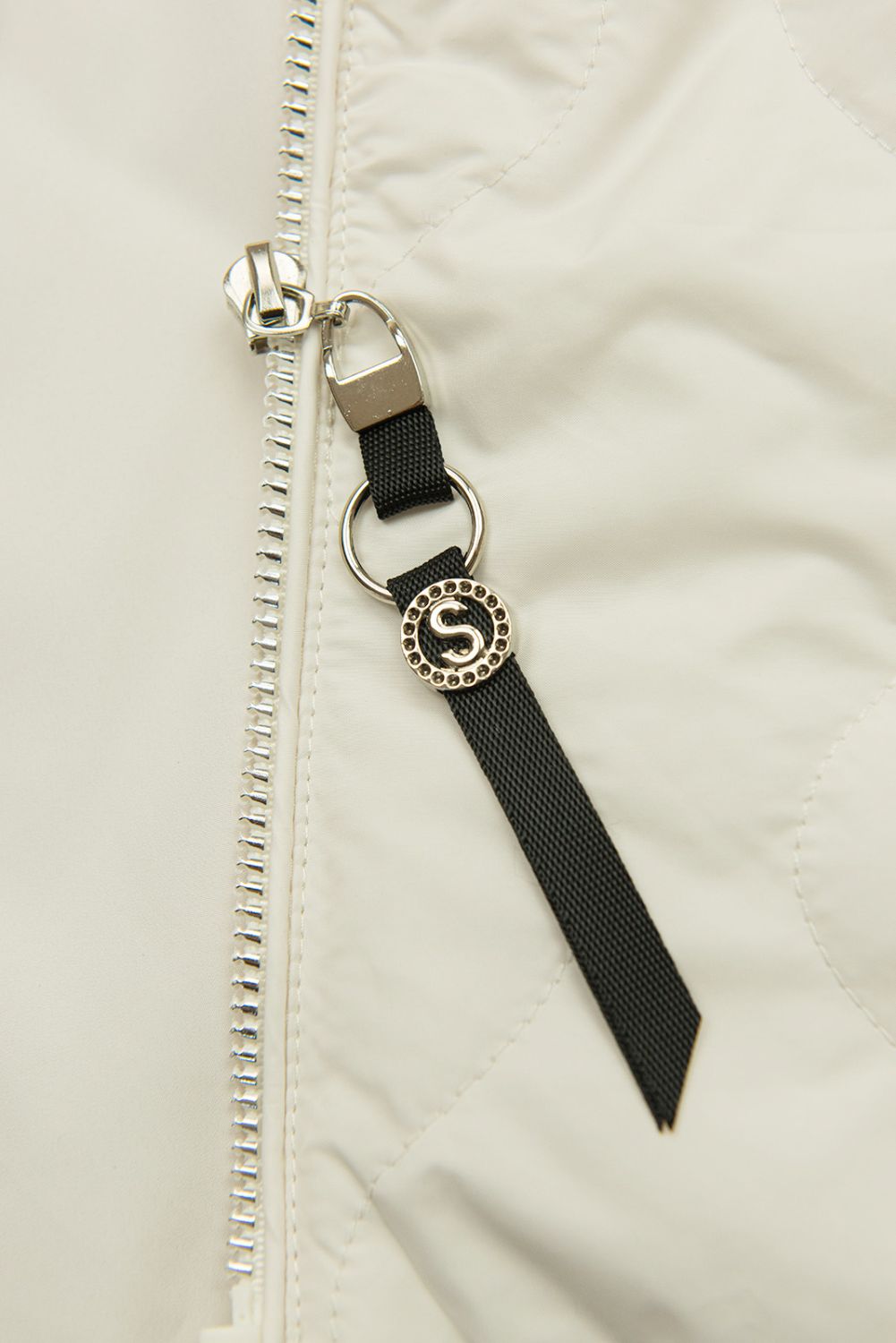 Ecru prechodná bunda s pletenými rukávmi