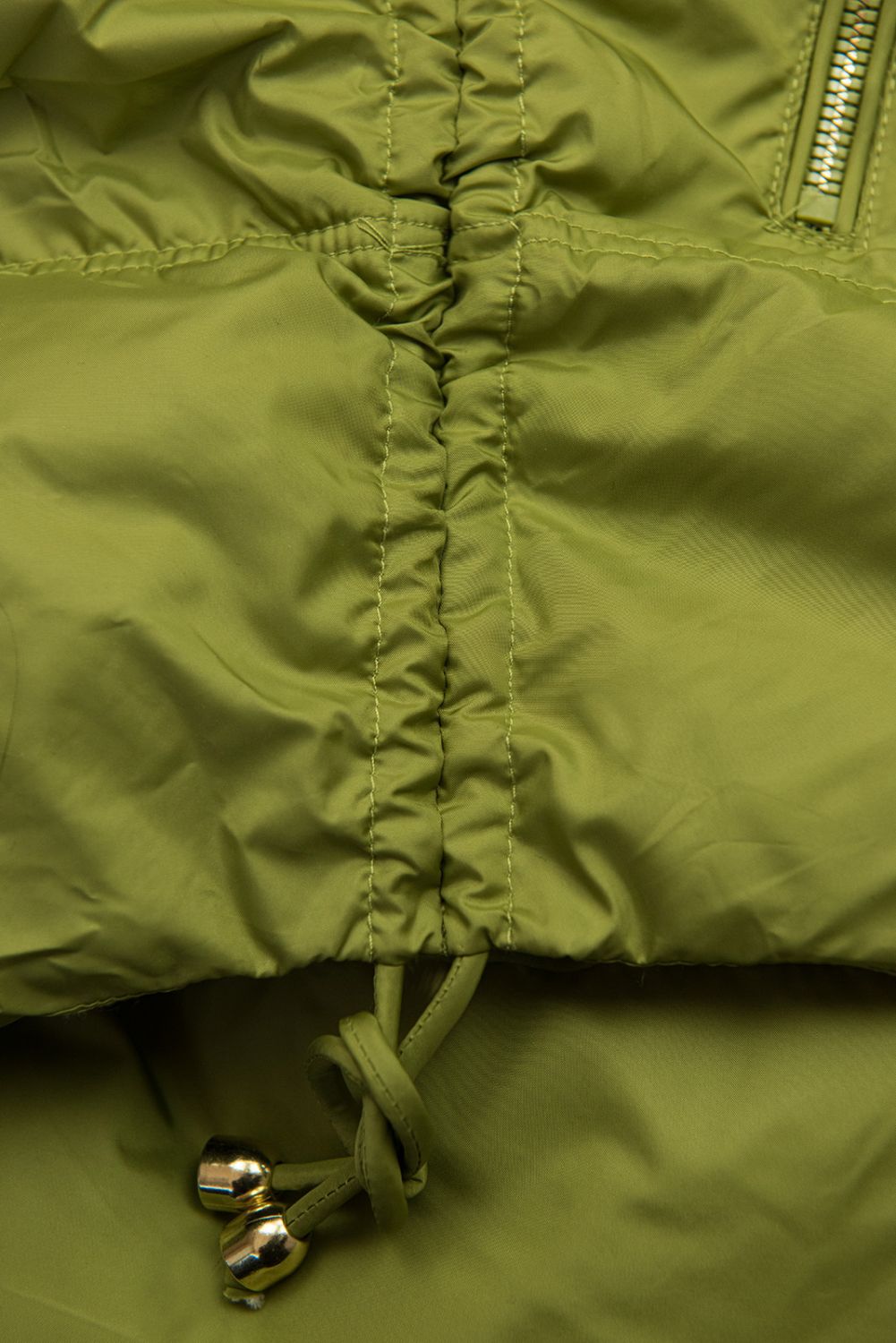 Zelená prešívaná vesta s kapucňou