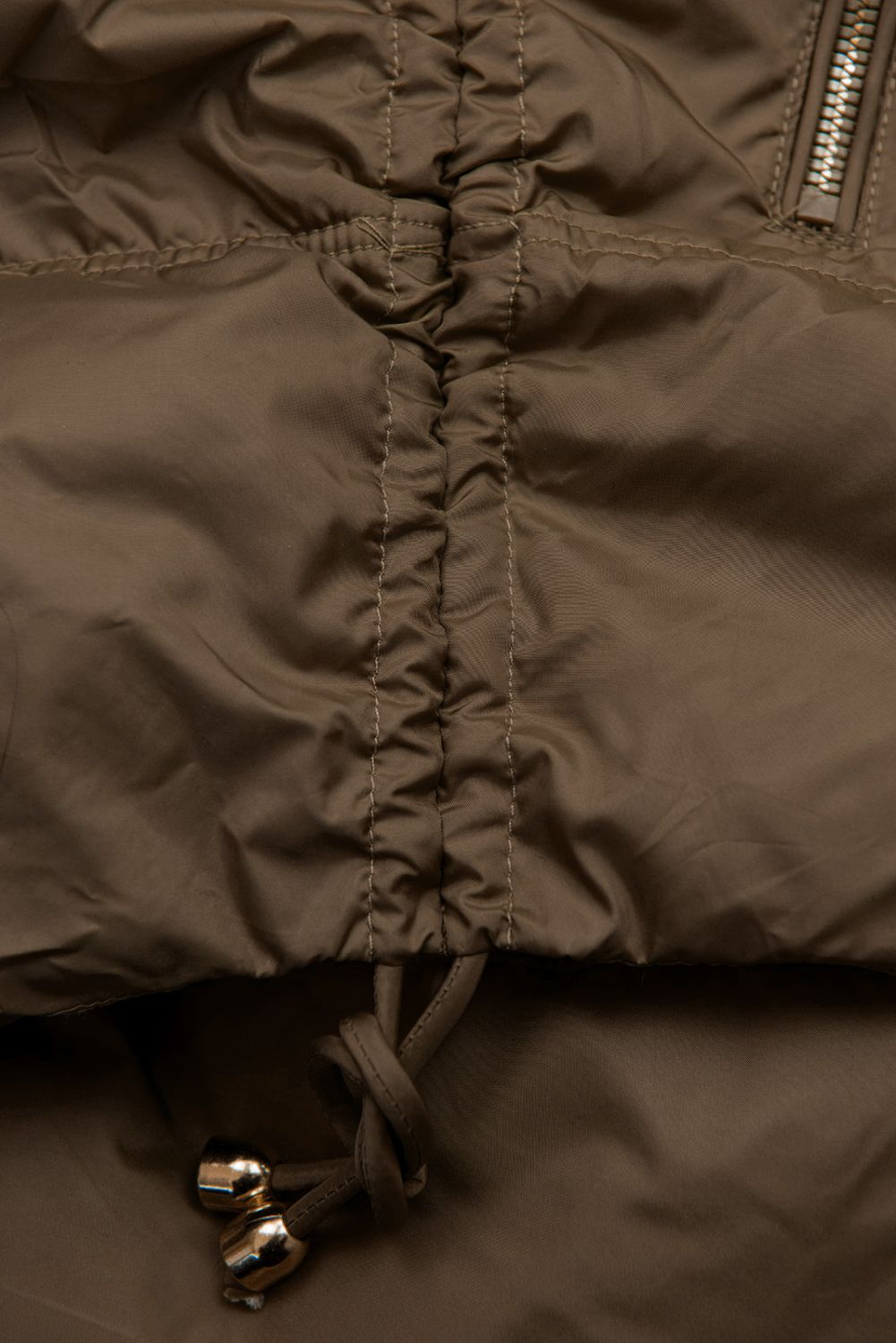 Hnedá prešívaná vesta s kapucňou