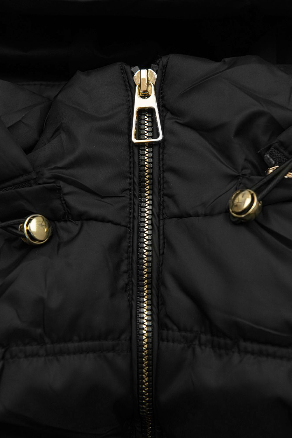 Čierna prešívaná vesta s kapucňou