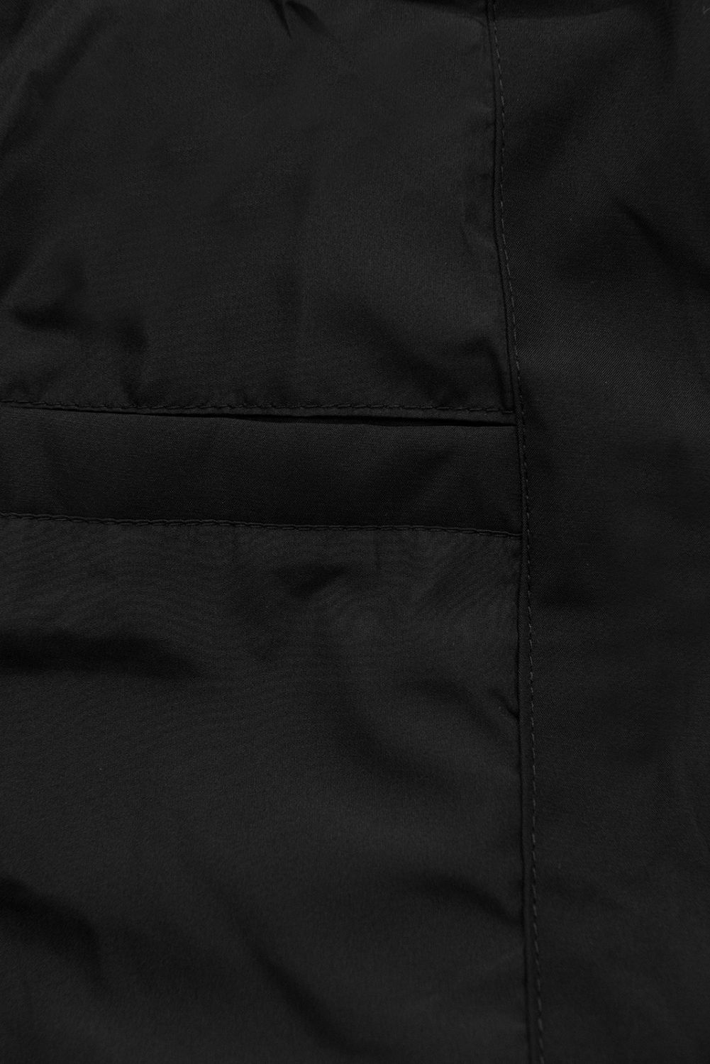 Čierna prechodná parka so sťahovaním v páse