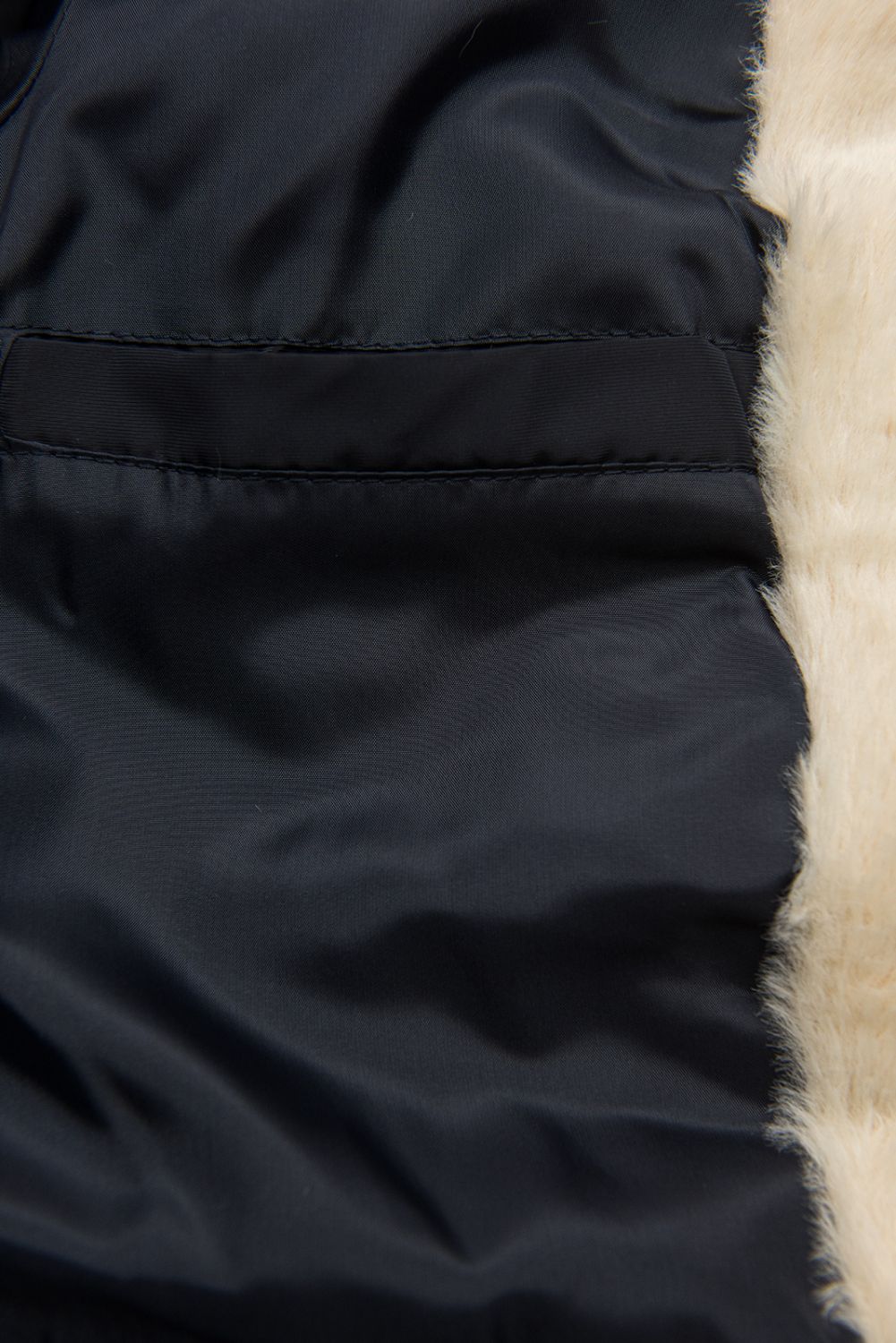Tmavomodrá prešívaná bunda v parka strihu