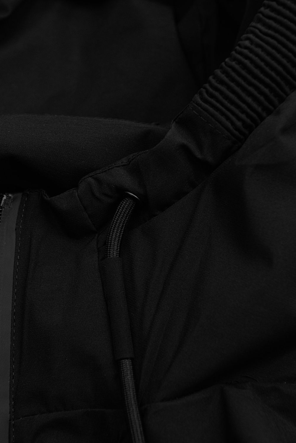 Čierna jarná parka s dvojcestným zipsom