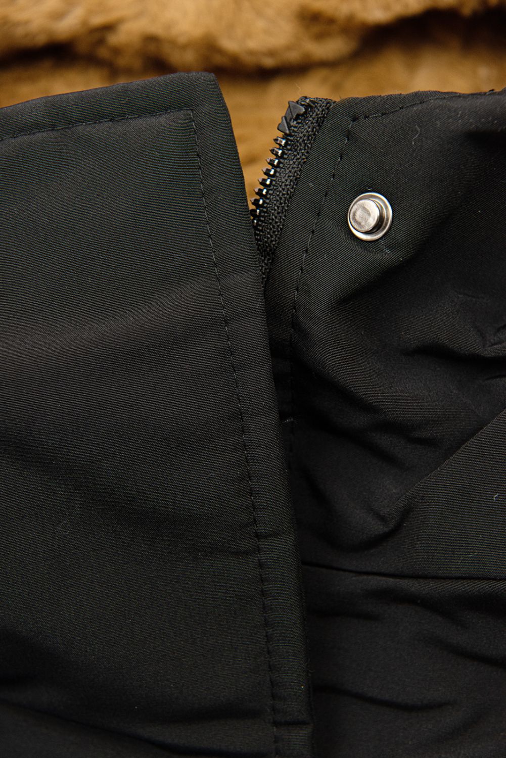 Čierna parka s kožušinou na kapucni
