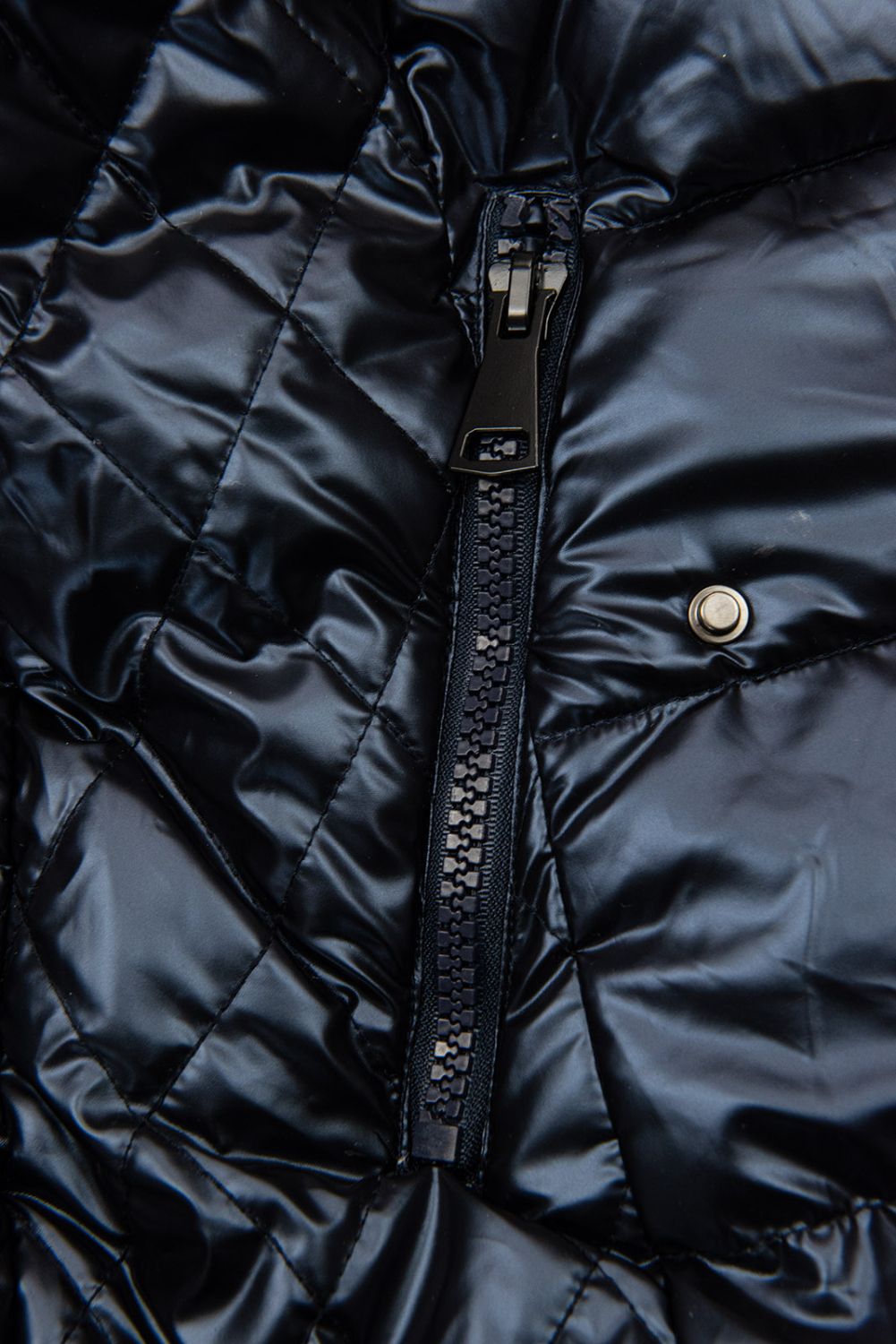 Tmavomodrá lesklá prešívaná bunda