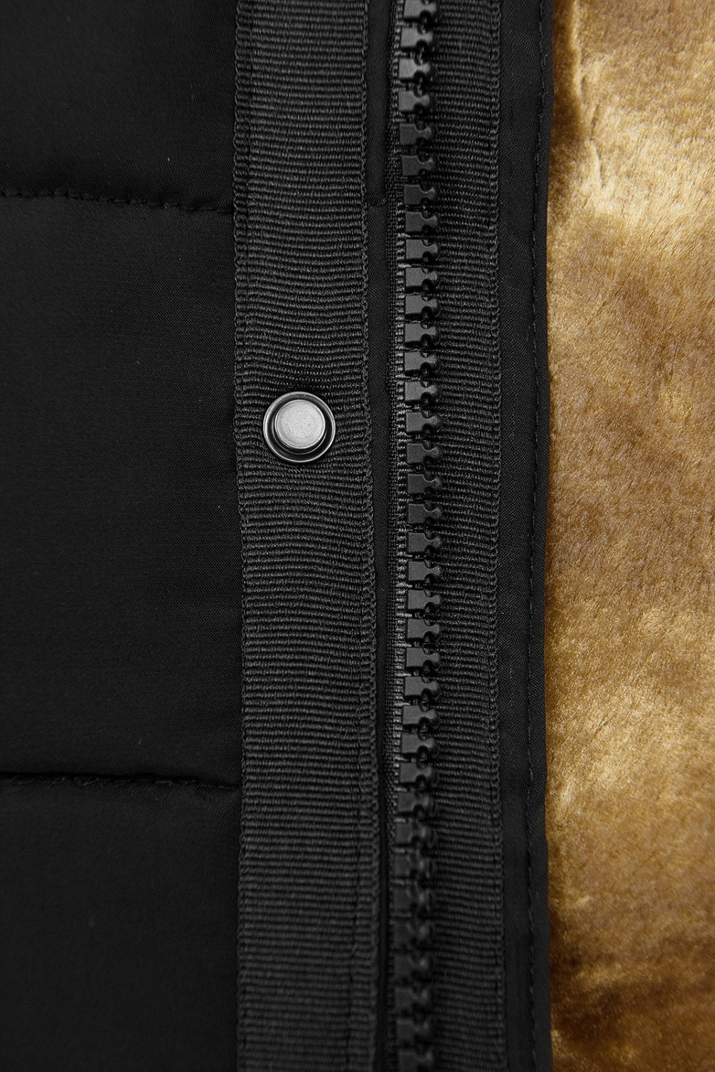 Čierna prešívaná zimná bunda s kapucňou