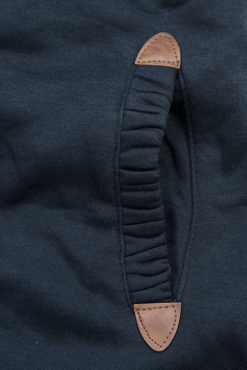 Tmavomodrá mikina s kvetinovou podšívkou