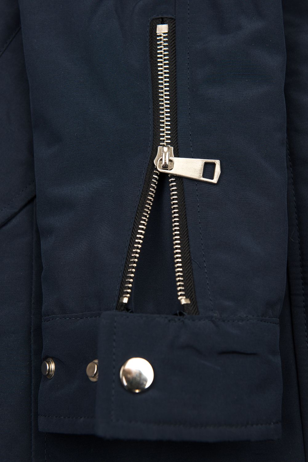 Tmavomodrá parka s odopínateľnou kožušinou