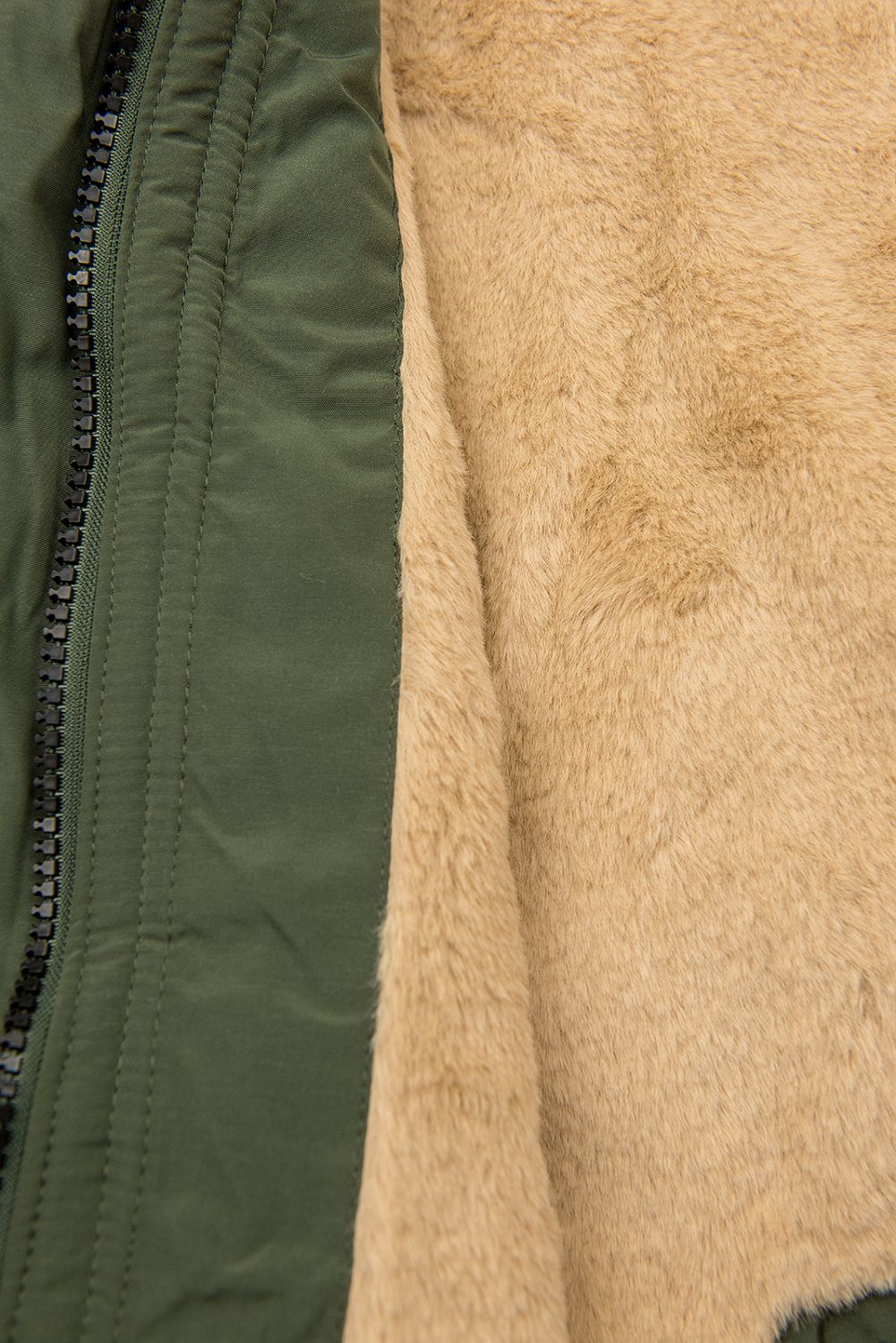 Khaki parka na zimu s béžovým futrom