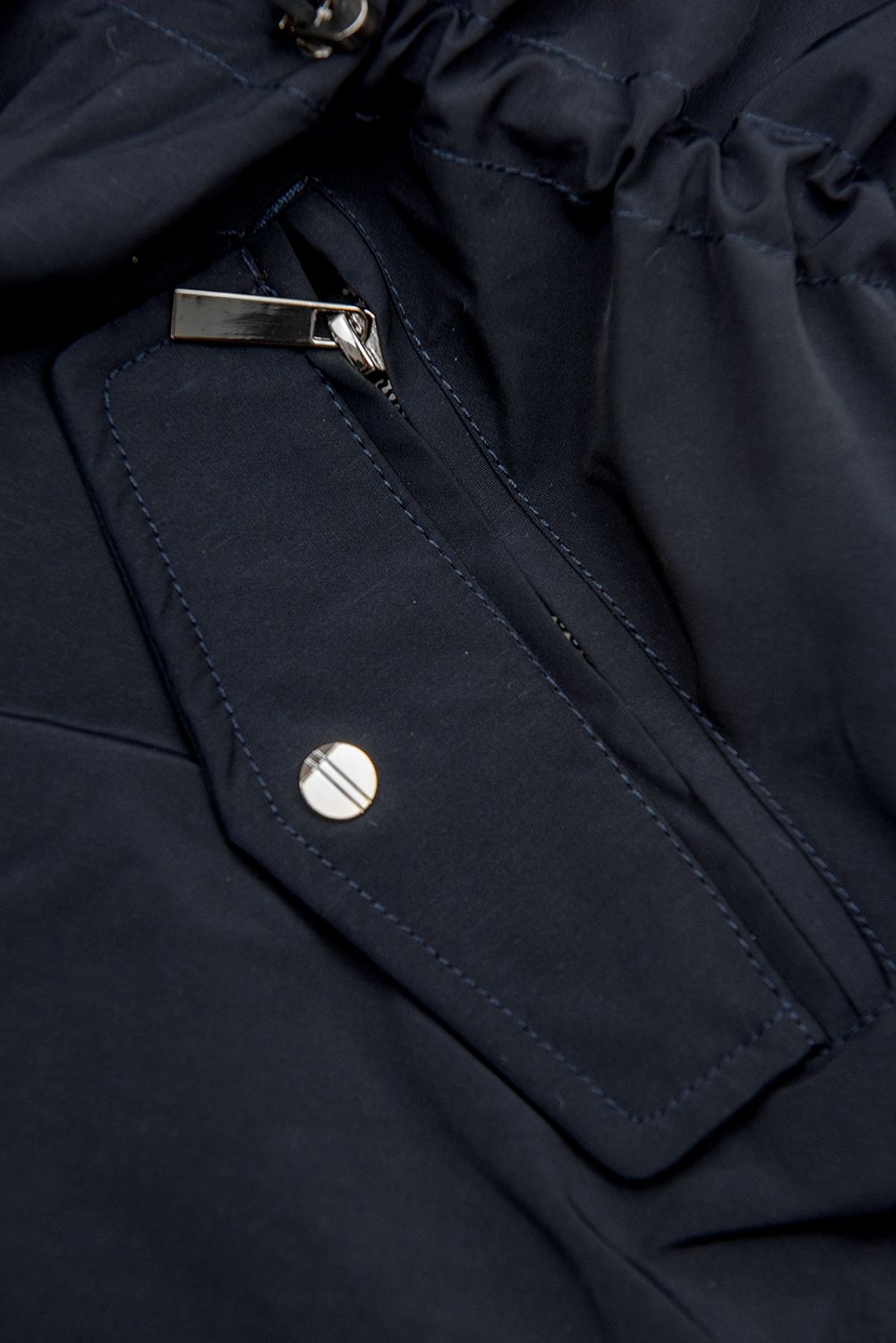 Tmavomodrá parka na zimu s béžovým futrom