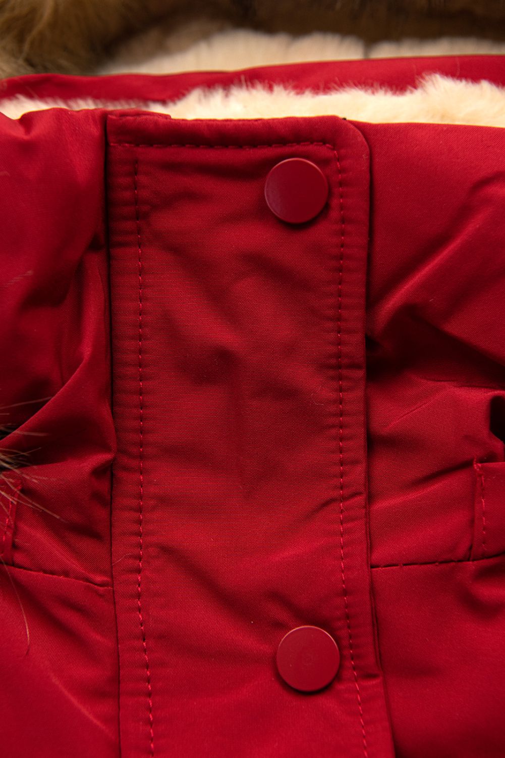 Červená parka na zimu s béžovým futrom