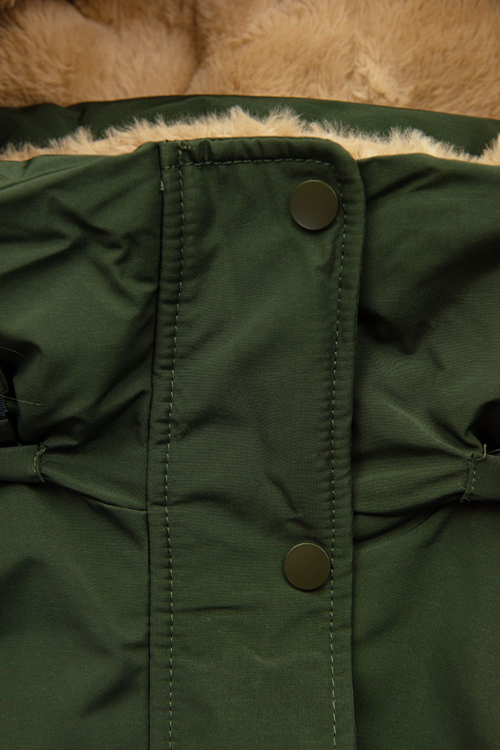 Army zelená parka na zimu s béžovým futrom