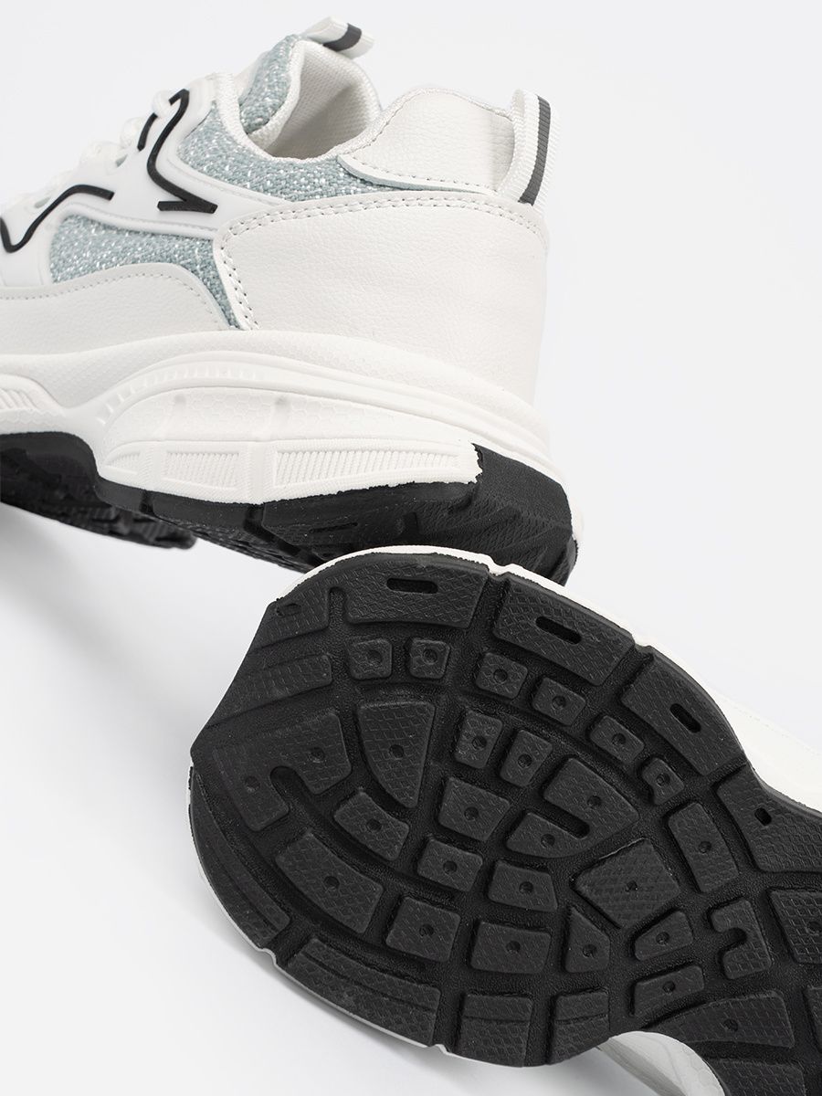 Bielo-zelené sneakersy s ozdobnými prvkami