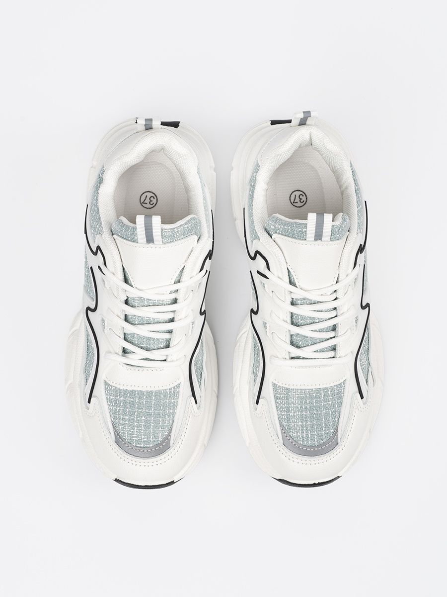 Bielo-zelené sneakersy s ozdobnými prvkami