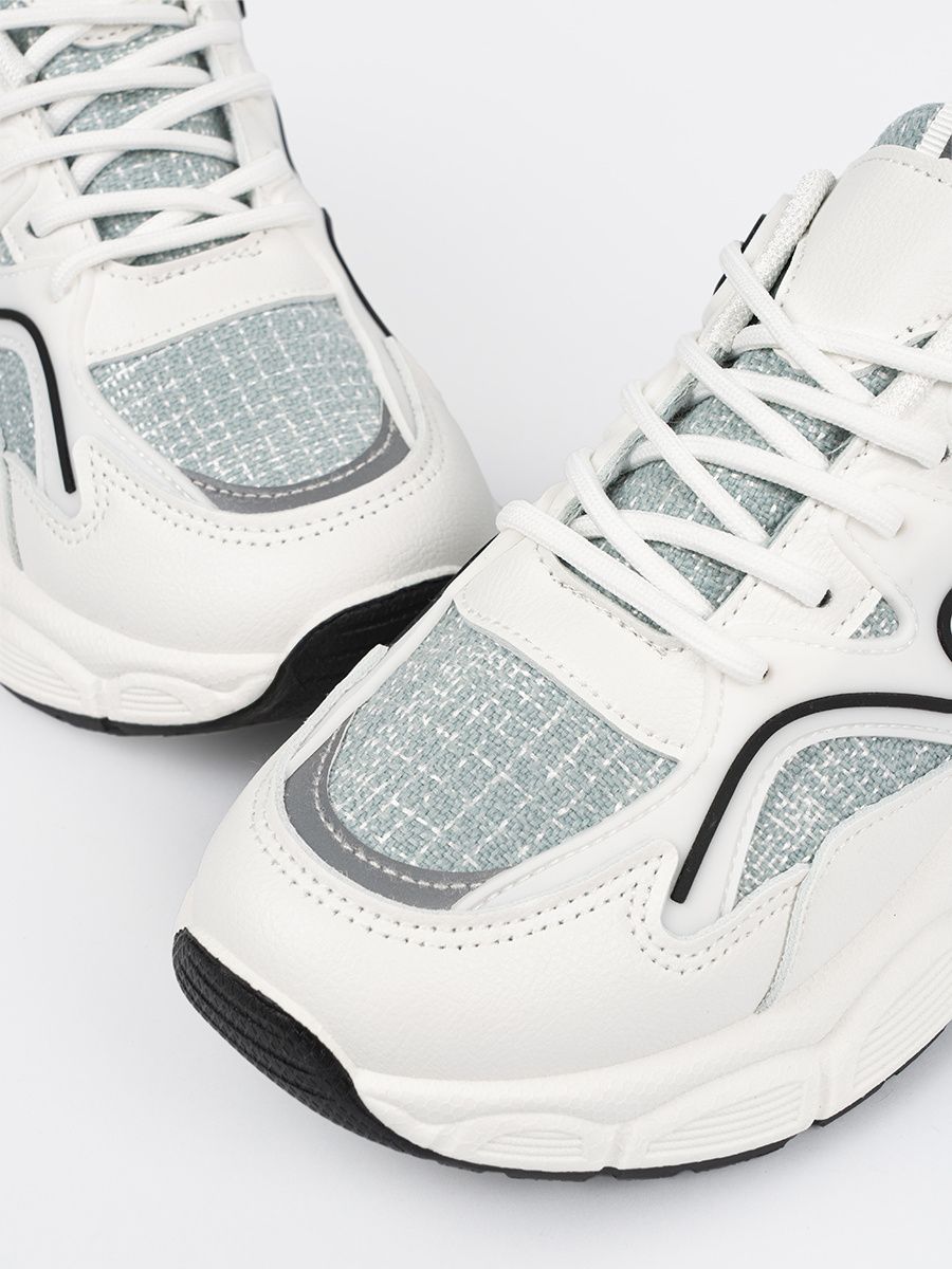 Bielo-zelené sneakersy s ozdobnými prvkami