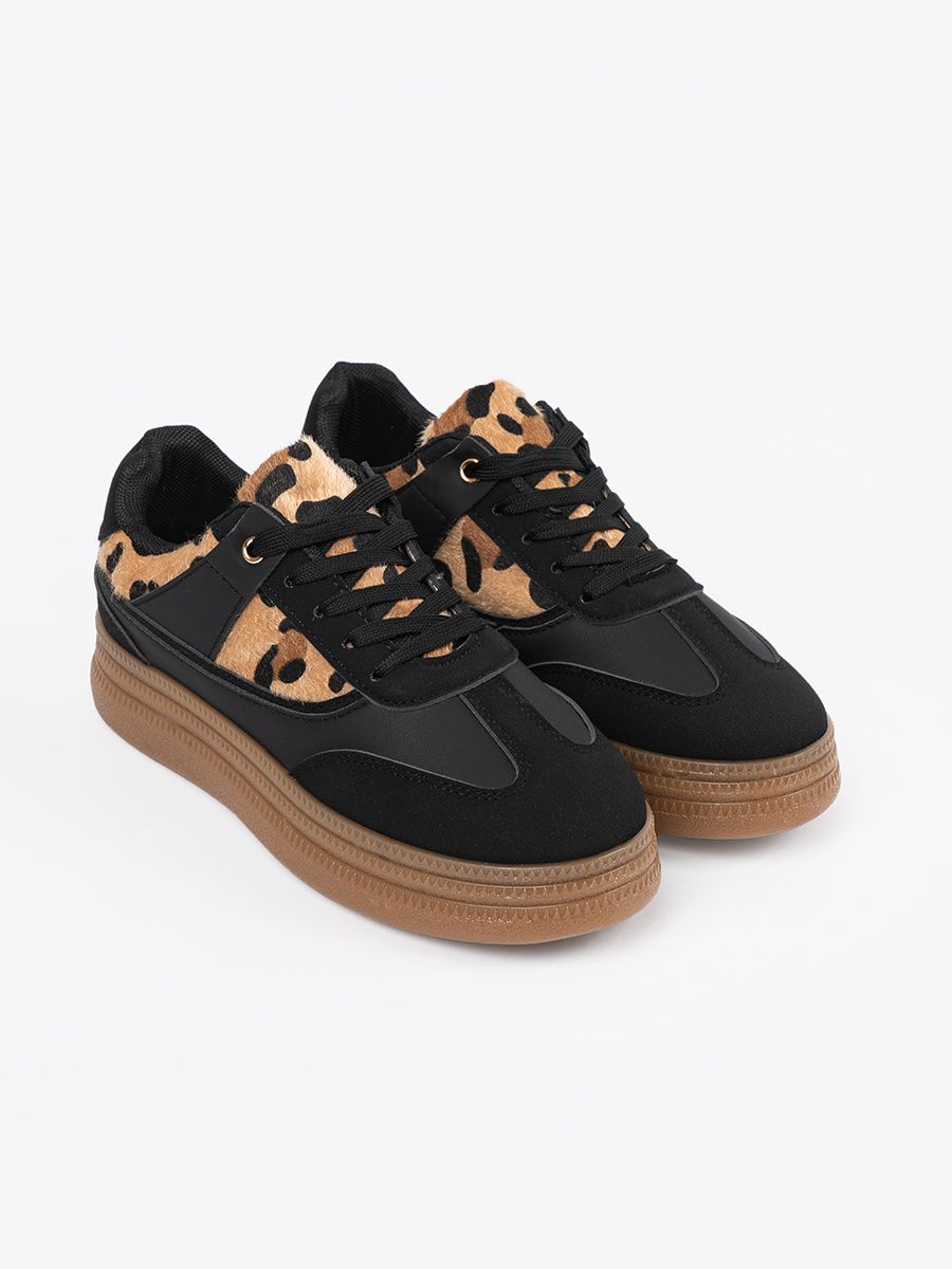 Dámske čierne sneakersy s animal detailmi