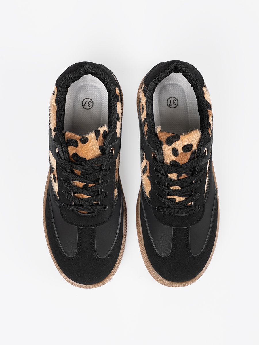 Dámske čierne sneakersy s animal detailmi