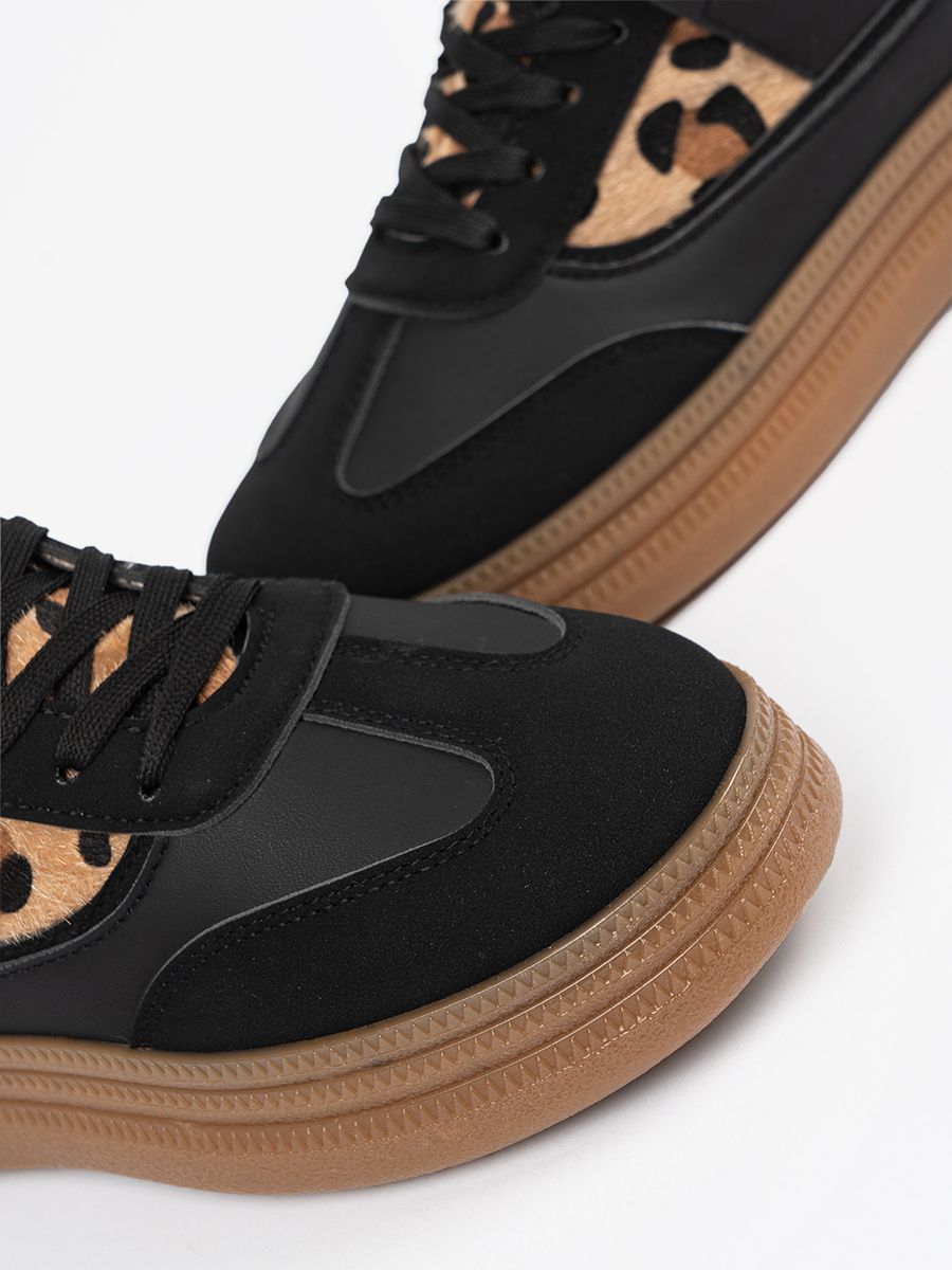 Dámske čierne sneakersy s animal detailmi