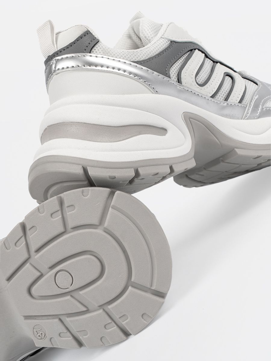 Biele dámske sneakersy so striebornými detailmi