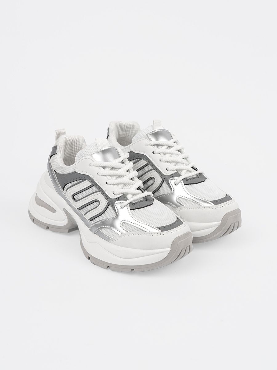 Biele dámske sneakersy so striebornými detailmi