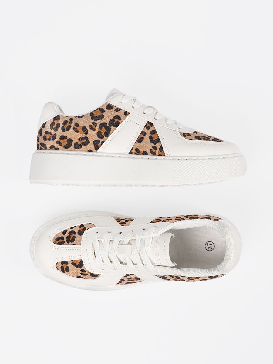Biele sneakersy s leopardím vzorom